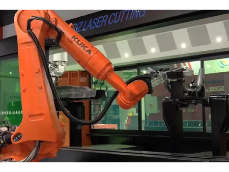 3次元レーザー加工機（切断加工、16軸2ステーション）