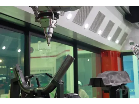 3次元レーザー加工機（切断加工、16軸2ステーション）